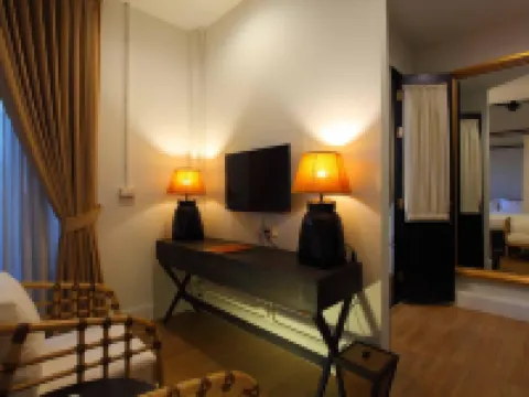 99 the Gallery Hotel