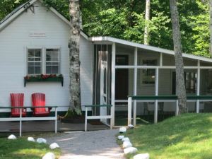 Birch Cliff Lodge on Baptiste Lake