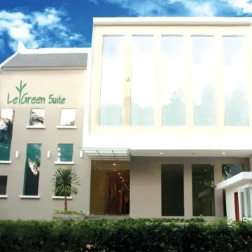 LeGreen Suite Senayan Отели рядом с достопримечательностью «Плаза Сенаян»