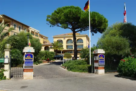 Best Western Plus Sanary Отели рядом с достопримечательностью «Mas de Pierredon - Camping Sanary-sur-Mer - CAMPASUN»