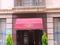 Hotel Sirimiri Hotels near Fever