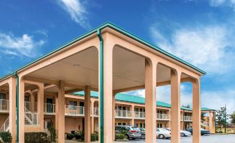 Econo Lodge Inn & Suites