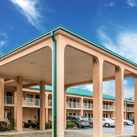 Econo Lodge Inn & Suites