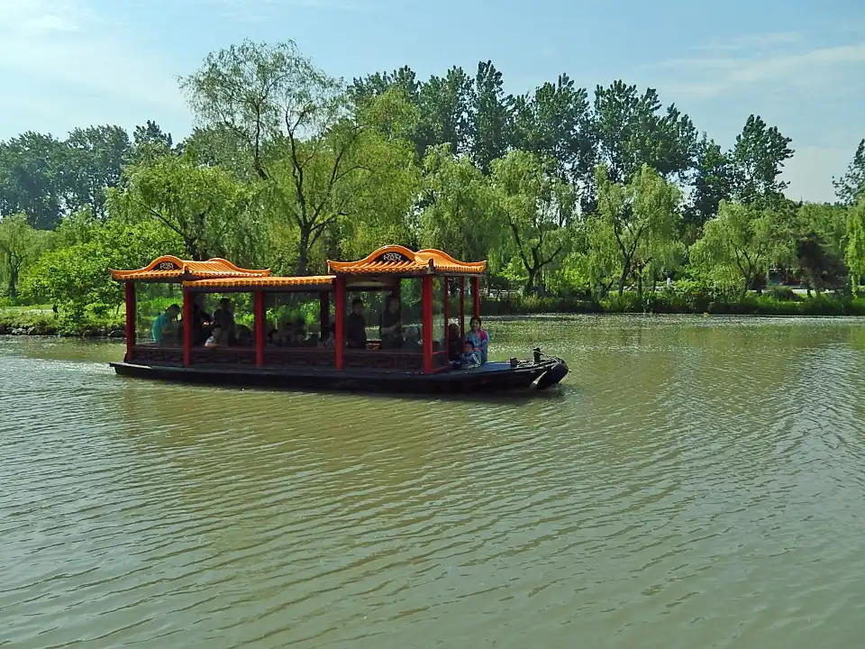 5_Slender West Lake Cruise