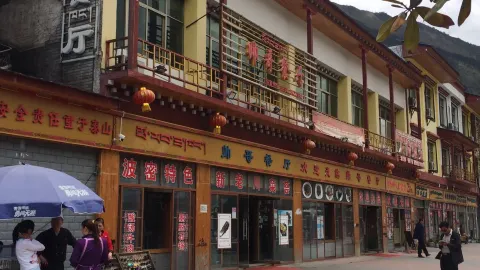 Shuaige Restaurant in Bome