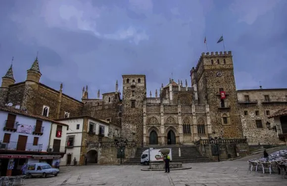 阿爾塔米拉瓜達盧佩旅館