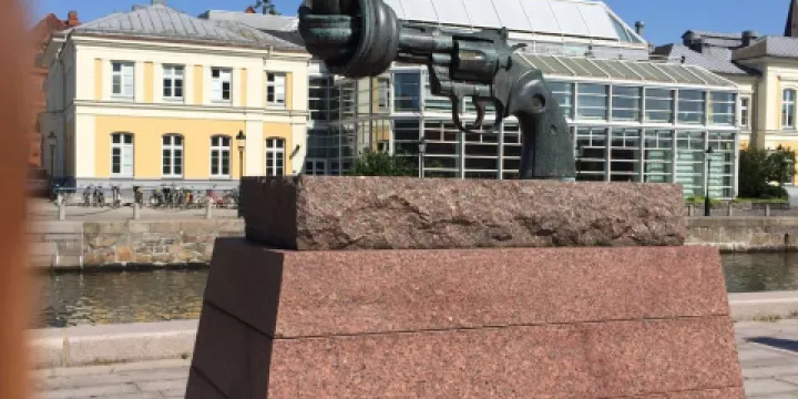 打結的手槍雕塑