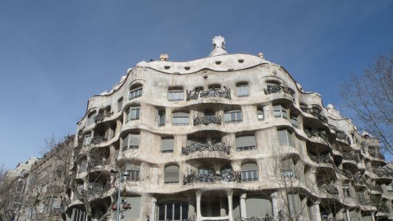 西班牙巴塞隆納米拉之家+聖家族大教堂+巴特羅之家中文包車一日遊