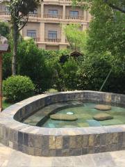 Yijia Outdoor Hot Spring Hotel