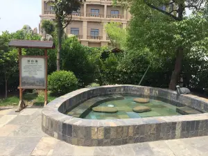 Yijia Outdoor Hot Spring Hotel