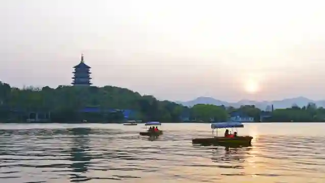 杭州西湖遊船+雷峰塔上午半日遊【導遊導覽 純玩含所有門票】