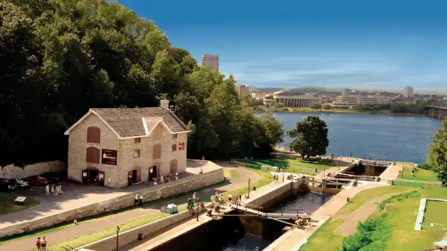 Hotels near Rideau Canal