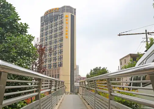 Hotels near Liyanglu Wenhua Mingren Street