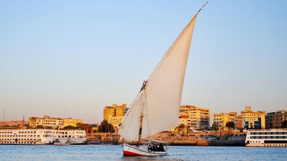 エジプト・カイロ ナイル川クルーズ半日帰りツアー【市内ホテル送迎付き】|アスワン/ルクソール/カイロの3地域から選択可能|三角セーリングボートでのサンセットクルーズ