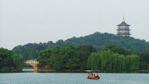杭州雷峰塔+西湖遊船+花港觀魚+靈隱飛來峰一日遊（主城內接）