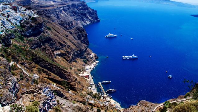 Tour di un giorno alle attrazioni principali dell'isola di Santorini: Monastero, Spiaggia Rossa, Fira e tramonto a Oia