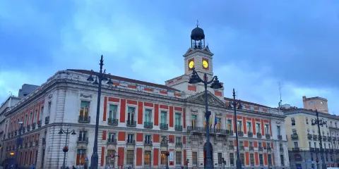 西班牙馬德里太陽門廣場+馬德里王宮+麗池公園中文包車一日遊