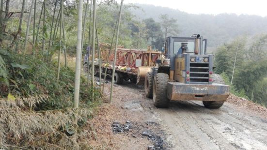 南龙铁路5标段大坪特大桥便道难行现场惊险一慕！