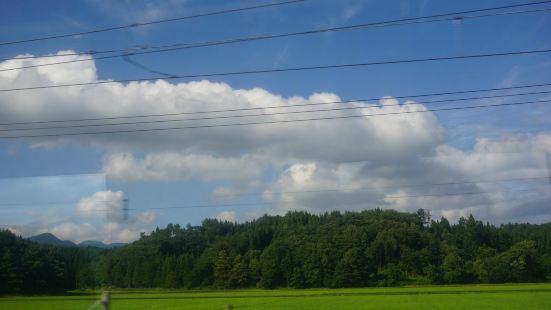 从札幌坐JR到旭川，原本一碧如洗的晴天在台风的作祟下突然下起