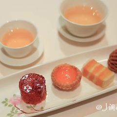 ZI YAT HEEN User Photo