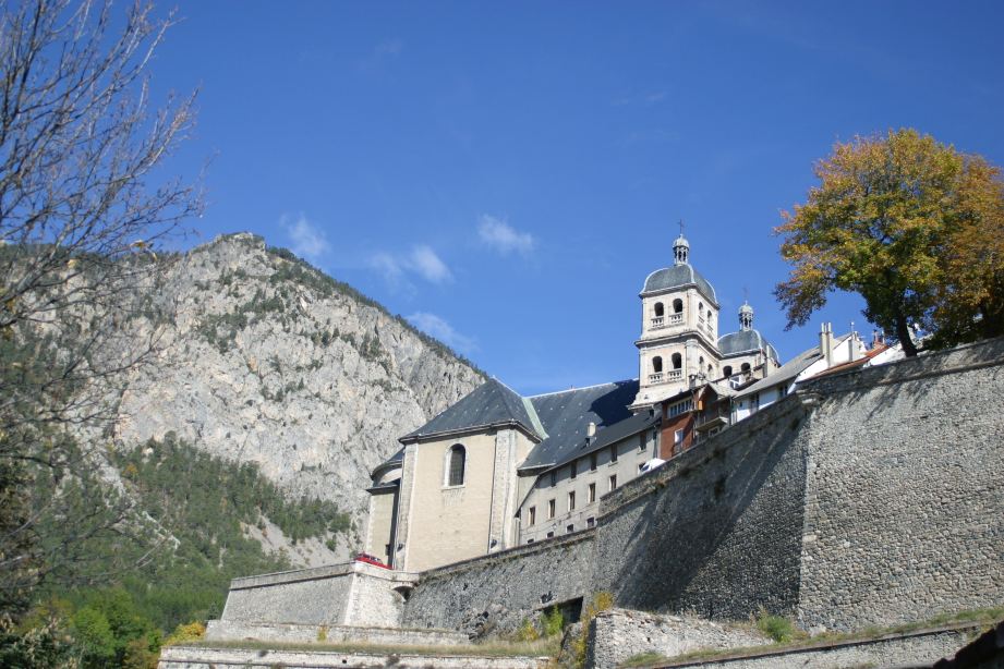 Compare 5 airports near Briancon