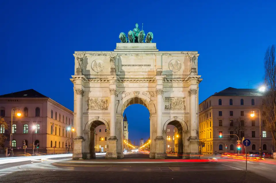 1_Siegestor