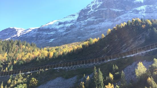 地处少女峰和艾格峰之间，也是非常知名的。在雪朗峰坐缆车可以清