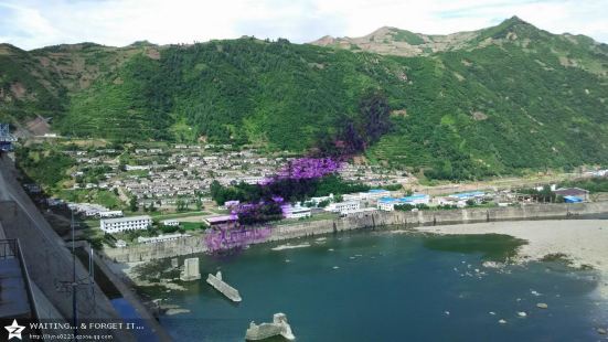 雲峰大壩位於雲峰湖旅遊區內，截流於鴨綠江中上游，大壩為混凝土