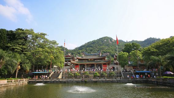 Fujian Private Guided 2-Day Tour Nanputuo Temple Hulishan Fort Gulangyu Island Hongkeng Tulou Group