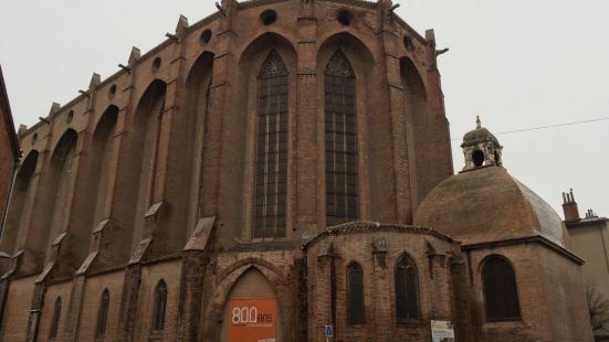 这座哥特式教堂始建于13世纪，内部的7根柱子非常高大。还有一