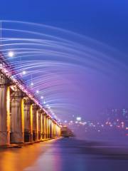 Banpo Bridge Moonlight Rainbow Fountain