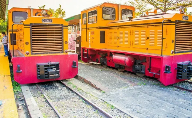 蒜頭糖廠蔗埕文化園區的五分車與木造車站