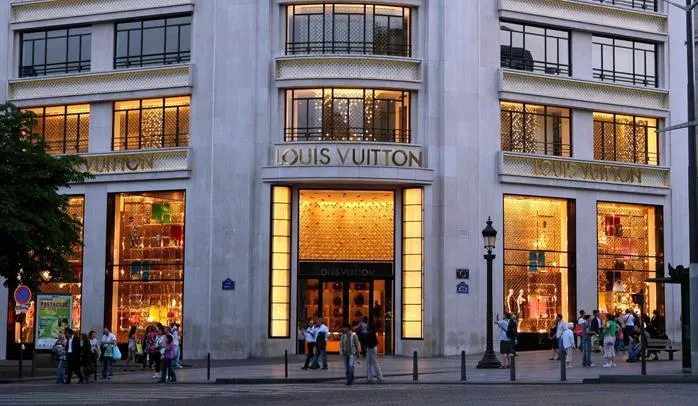 Itinéraires de shopping à Louis Vuitton Maison Champs Élysées en