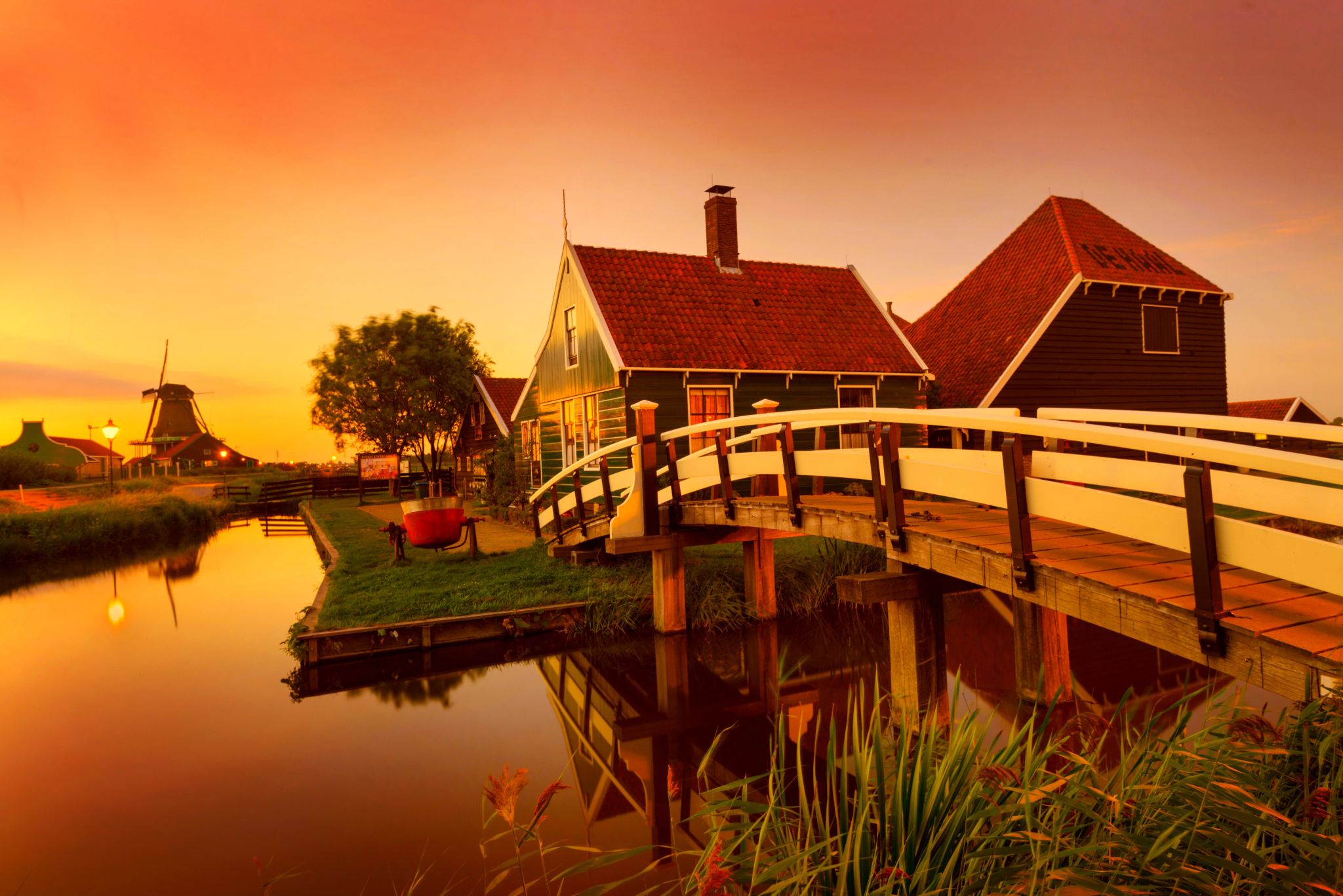 Zaanse Schans + Fischerdorf Volendam + Marken Halbtagesausflug inklusive Schiffsfahrkarte und englischsprachiger Reisebus-Tour