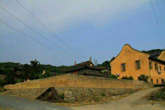 餘姚北部一座小山上面的寺廟，寺廟不大，但是香火挺好的，很不錯