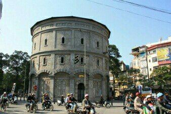 河内水塔是一个老建筑，圆形，有点罗马式建筑风格，很漂亮！
