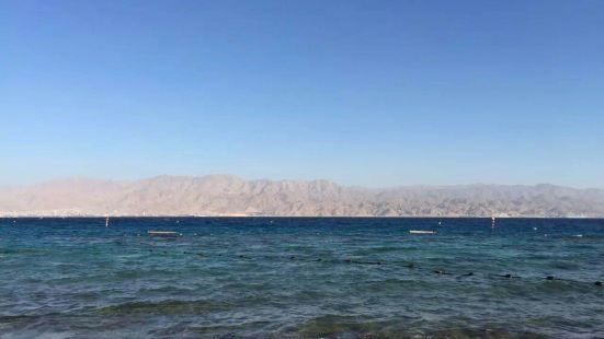 埃拉特紅海邊，眼前看到的是湛藍湛藍的海水襯着遠處紅色的山。下
