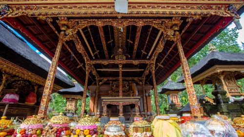 ティルタ ウンプル寺院