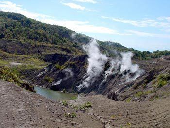 可以近距离观看，2000年洞爷湖火山爆发所形成的有珠山西山喷