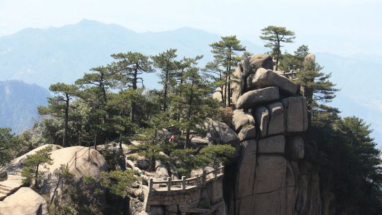 其实就是一块大石头，顶在山上。像是靴子的模样。风景很美，花台