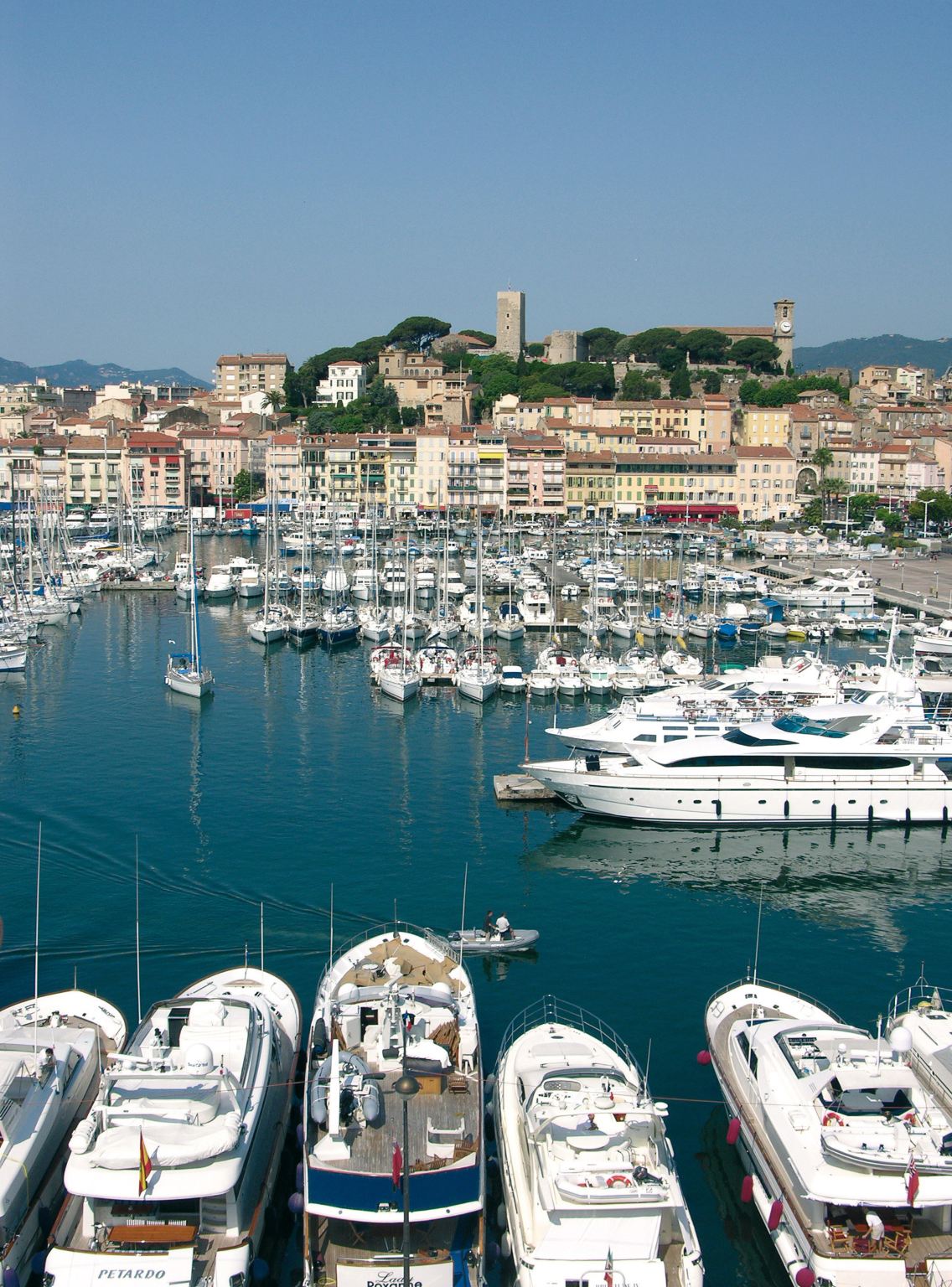 ヴィエイユ・アンティーブ+カンヌ ワンデーツアー【貸切チャーター専用ラインI中日英対応ドライバーガイドI行程調整可能】