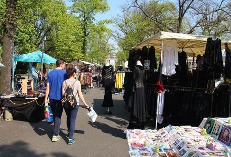 六月十七日大街上的跳蚤市場