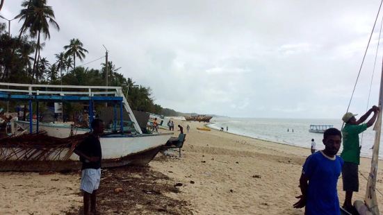 海边的酒店都是私人沙滩，如果不住在海边酒店去沙滩即使公共区域