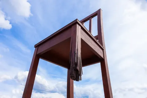 제네바 부러진 의자 조각상