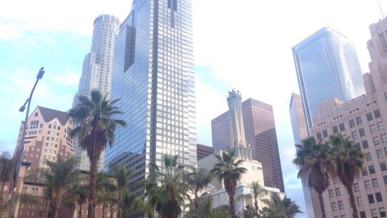 这里是洛杉矶的一个金融区，周围高楼林立，体现了世界大都市洛杉
