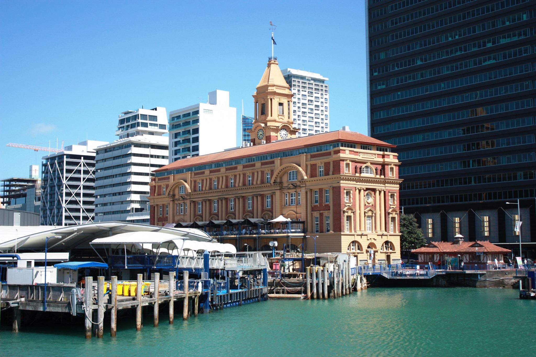 Queen Street in Nieuw-Zeeland + Parnell Rose Garden + Ferry Building + Mission Bay
