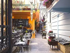 2 Mazi Restaurant