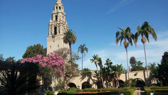 加州塔位于圣地亚哥人类学博物馆门前广场，是一座很漂亮的高塔。