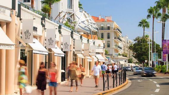 Allee of the Liberte Charles de Gaulle