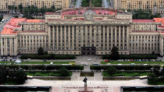 建设于1930年，位于圣彼得斯堡的莫斯科夫斯基区。建筑＋雕像